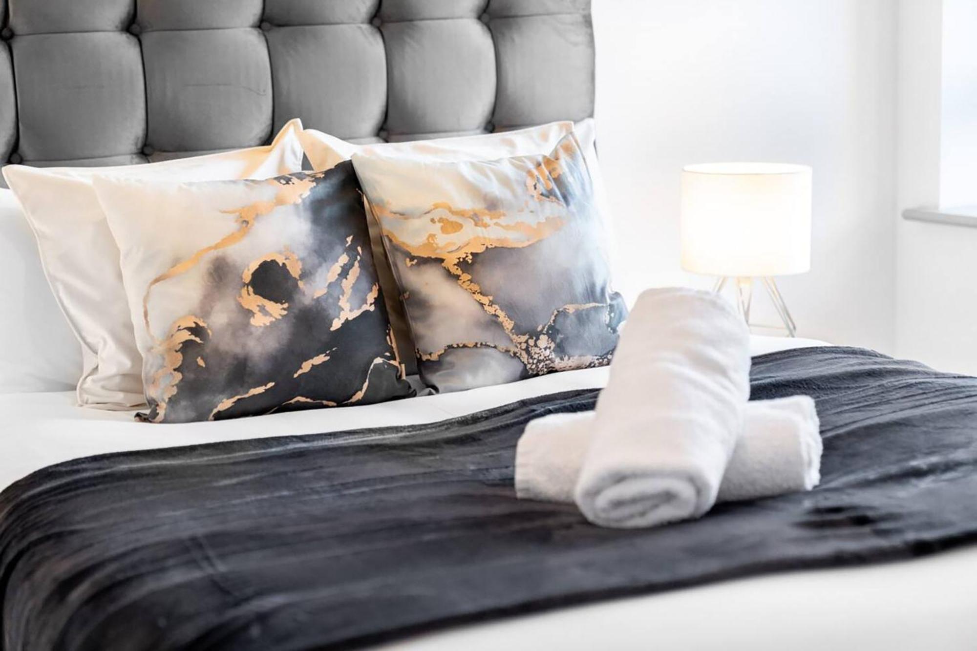 The Marsons Collection - New Luxury - Balcony - 2 Bedrooms - Secure Parking - 1mc Apartment *